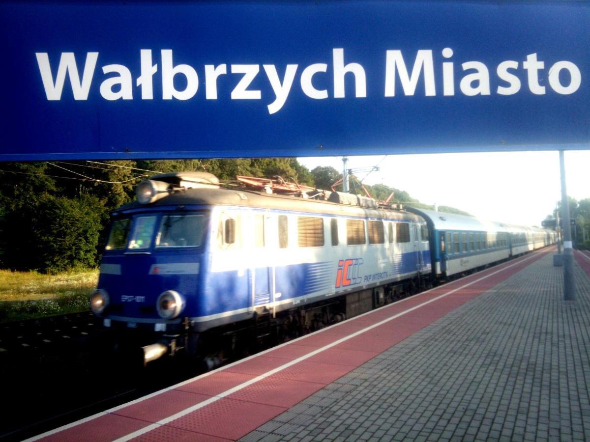 Art Mieszkanie Blisko Dworca Pkp Walbrzych Miasto Exterior foto